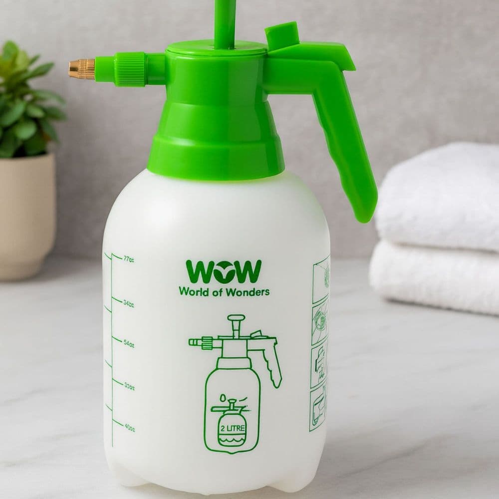 Pulverizador Portátil Borrifador Manual Alta Pressão 2 Litros Wow World Of Wonders em uso no jardim